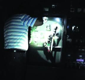 電力公司的工作人員在維修變壓器 電力公司的工作人員在維修變壓器