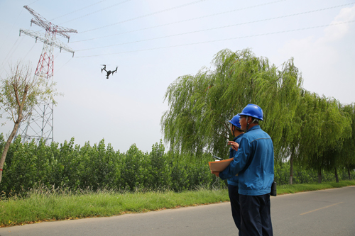 高溫下濟(jì)南電力工作人員在維修變壓器 高溫下濟(jì)南電力工作人員在維修變壓器